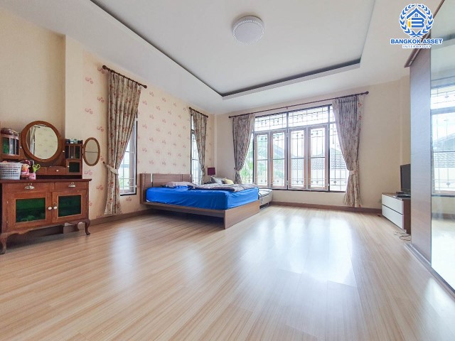 *****บ้านเดี่ยวมือสอง ซอยศิริเกษม17 พุทธมณฑลสาย3 เนื้อที่กว้างขวางมากถึง 158.30 ตร.ว. มาพร้อมฟังก์ชัน 2 ห้องนอน 3 ห้องน้ำ ที่จอดรถ 3 คัน ต่อเติมครบ พร้อมเข้าอยู่ได้ทันที ตั้งบนทำเลเดินทางสะดวก ใกล้รถไฟฟ้าสายสีน้ำเงิน "สถานีบางหว้า" ใกล้ทางด่วน "ศรีรัช"  จองเลย!